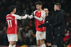 Früher Doppelschlag: Arsenal behauptet Tabellenführung