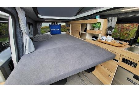 Bett, umgeklappte Sitzbank, Schlafplatz, Innenraum