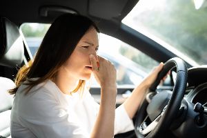 Das können Sie tun, wenn es im Auto nach Benzin riecht