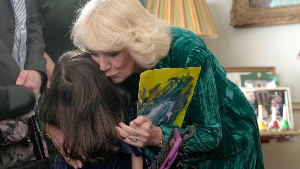 RoyalTradition Königin Camilla schmückt mit Kindern Weihnachtsbaum
