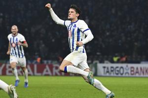 Spektakel in Berlin: Hertha nach Elferkrimi im Viertelfinale