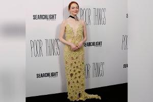 Bei Filmpremiere: Emma Stone strahlt im glamourösen Cut-out-Kleid