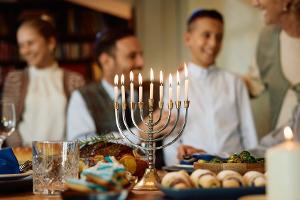 Chanukka beginnt: Hintergründe und Bräuche des jüdischen Lichterfests