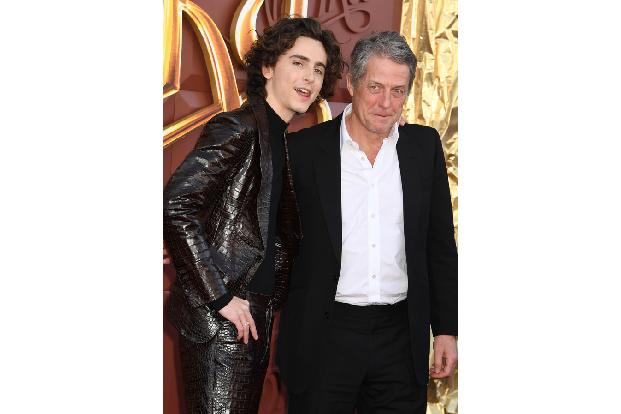Timothée bekam im Regency Village Theater Unterstützung von seinem Co-Star Hugh Grant...