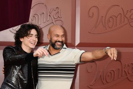 Mit dem Comedian Keegan-Michael Key, der ebenfalls im Film dabei ist, hatte Timothée seinen Spaß, während berühmte Gäste...
