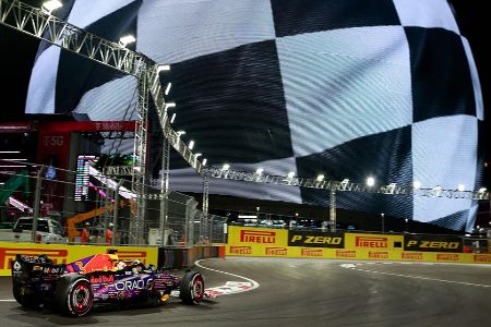 Verstappen wird zu Elvis - 'Vivaaaaaa las Vegas!' Verstappen trällert bei seiner triumphalen Zieldurchfahrt in Las Vegas den Elvis-Klassiker.