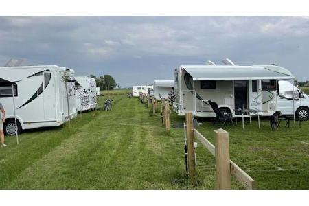 Diksmuide, Belgien, Stellplatz, Wiese, Reisemobile, Markise, Wolken