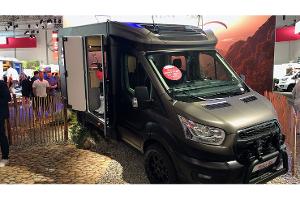 Crossover-Wohnmobil mit großer Klappe