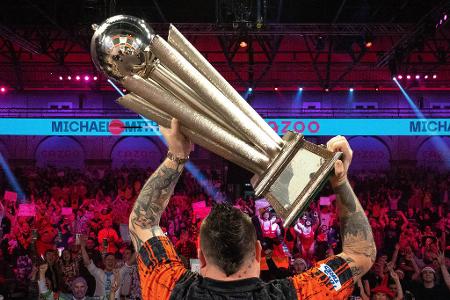 Der letzte Neun-Darter - In einem der besten Legs der Geschichte warf Michael Smith erst im vergangenen Jahr den bisher letzten Neun-Darter - und das im Finale. Bei seinem Triumph gegen Michael van Gerwen lag dieser zuvor selbst auf Kurs, verfehlte dann aber das Doppelfeld. Insgesamt gab es bisher 14 WM-Neun-Darter von zwölf verschiedenen Spielern. 2022 waren es gleich drei.