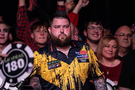 96 Spieler - Erstmals sind fünf Deutsche bei einer Darts-WM am Start. Doch im Vergleich zu anderen Nationen ist die deutsche Delegation im 96-köpfigen Teilnehmerfeld zahlenmäßig weit unterlegen. 27 Länder sind insgesamt vertreten. Die meisten Spieler kommen wie Titelverteidiger Michael Smith aus England. Danach folgen die Niederlande mit zwölf Teilnehmern. Aber auch Darts-Exoten aus Indien, Hongkong oder Guyana sind am Start.