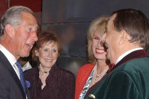 König Charles III. trauert um australischen Komiker Barry Humphries