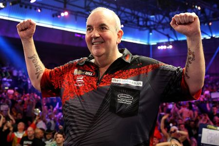 Die meisten Titel - Die meisten WM-Titel hat Darts-Ikone Phil Taylor eingesammelt - und das wird trotz seines Karriereendes 2018 auch noch einige Zeit so bleiben. 14 Mal gewann der Brite den wichtigsten PDC-Titel. Es folgt Michael van Gerwen, der Niederländer jagt in diesem Jahr seinen vierten Titel.