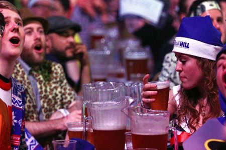 Der Bierkonsum - Laut Veranstalter werden den 90.000 Fans im Ally Pally im Laufe der Weltmeisterschaft etwa 500.000 Pints verkauft. Das sind circa 300.000 Liter Bier. Der Pro-Kopf-Verbrauch liegt damit in jeder drei- bis vierstündigen Session bei 3,3 Liter pro Person.