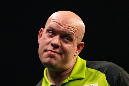 Der höchste Average - Mit durchschnittlich 114,05 erzielten Punkten pro Aufnahme (drei Darts) erzielte Michael van Gerwen den bisherigen Rekord-Score bei Weltmeisterschaften. Bei seinem 6:2-Erfolg über Raymond van Barneveld im Halbfinale 2017 schaukelten sich die beiden Niederländer förmlich gegenseitig hoch. Van Barneveld erzielte mit 109,34 den vierthöchsten Wert der WM-Historie und den höchsten, der nicht zum Sieg reichte.
