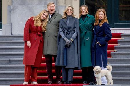 Königin Máxima und ihre Töchter zeigen sich in festlichen Mantel-Looks Königin Máxima und ihre Töchter zeigen sich in festlichen Mantel-Looks