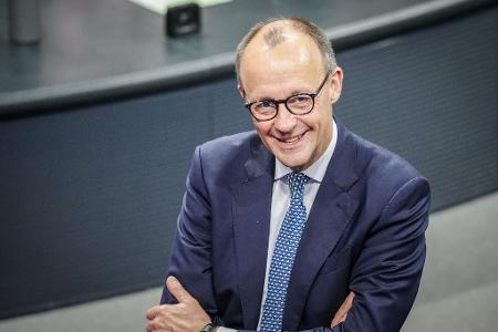 Die CDU stellt mit Parteichef Friedrich Merz den Bundeskanzler sowie einen Kanzleramtschef im Rang eines Bundesministers. Zudem bekommt die größte Regierungspartei sechs Ministerien, also insgesamt acht Posten. Die SPD wird sieben Ministerien besetzen, die CSU drei.