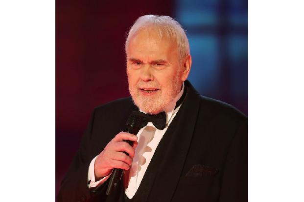 Der Tod von Gunther Emmerlich am 19. Dezember kam ebenfalls unerwartet - der beliebte Opernsänger, Moderator und Entertainer war noch Tage zuvor auf mehreren Weihnachtsfeiern aufgetreten. Er wurde 79 Jahre alt.