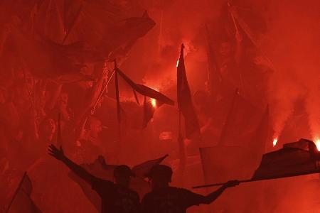 Fan-Gewalt: Griechischer Polizist erliegt Verletzungen Fan-Gewalt: Griechischer Polizist erliegt Verletzungen