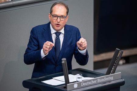 Der mit Abstand mächtigste CSU-Politiker auf dem Berliner Parkett ist Landesgruppenchef Alexander Dobrindt. Entsprechend groß sind die Erwartungen auch in der eigenen Partei, dass er als Innenminister ins Kabinett wechselt. Ob Dobrindt, nach seiner Zeit als Verkehrsminister von 2013 bis 2017, nun tatsächlich wieder Minister werden will, wird er am Ende aber frei entscheiden dürfen.