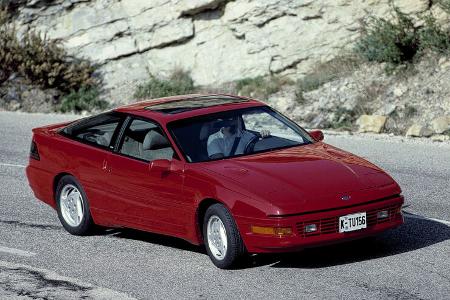 Roter Ford Probe vor berg