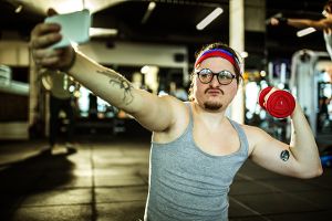 Das sollte man im Fitnessstudio auf keinen Fall tun!