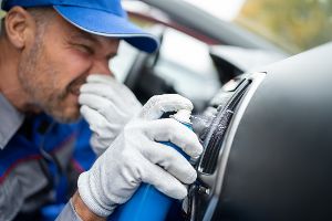 Faule Eier, Gummi, Auspuffgase: Warum Sie bei diesen Gerüchen im Auto sofort handeln müssen