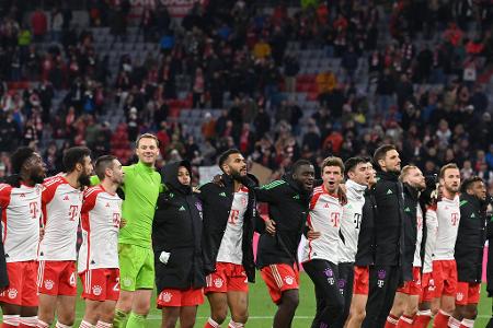 Das große Halbjahres-Zeugnis des FC Bayern - Platz zwei in der Bundesliga, Gruppensieg in der Champions League, Blamage im DFB-Pokal: Der FC Bayern erlebte 2023/2024 eine erste Saisonhälfte mit Höhen und Tiefen. Einige Stars überzeugten dabei, andere enttäuschten. Das Halbjahres-Zeugnis der FCB-Profis mit mindestens fünf Einsätzen: Das große Halbjahres-Zeugnis des FC Bayern - Platz zwei in der Bundesliga, Gruppensieg in der Champions League, Blamage im DFB-Pokal: Der FC Bayern erlebte 2023/2024 eine erste Saisonhälfte mit Höhen und Tiefen. Einige Stars überzeugten dabei, andere enttäuschten. Das Halbjahres-Zeugnis der FCB-Profis mit mindestens fünf Einsätzen: