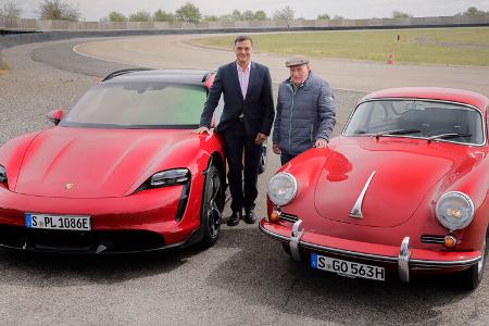 Herbert Linge (1928-2024), Michael Steiner (links, Entwicklungsvorstand Porsche AG) Porsche 356 und Taycan Cross Turismo, Weissach, Skid Pad (2021)