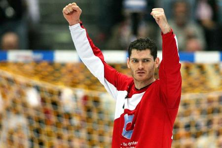 Tor - Henning Fritz (49) - Gab nach seinem Karriereende 2012 in der Saison 2020/2021 sein Kurz-Comeback bei der SG Flensburg-Handewitt. Steht überraschend auch im Januar 2024 noch einmal beim italienischen Erstligisten SSV Bozen im Tor, da dessen Stammkeeper beim Afrika Cup unterwegs ist. Gründete das Unternehmen Neuronavi, das sich mit Regeneration und Stressreduzierung befasst.