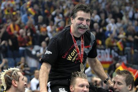 Trainer - Heiner Brand (71) - Legte sein Amt als Bundestrainer 2011 nieder. Ist heutzutage als gefragter Experte aktiv und regelmäßig bei seinem Herzensverein VfL Gummersbach in der Halle zu sehen.