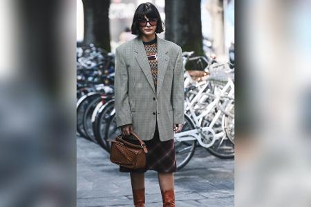 Oversize Blazer über Pullover