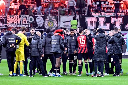 Platz 10: Eintracht Frankfurt (Tatsächlicher Platz: 6) - 6 Punkte aus den letzten fünf Spielen | N, N, S, N, S