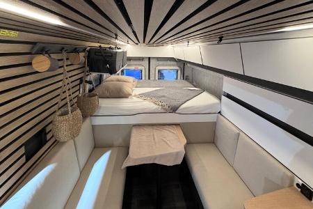 Wohnraum, Längsbank-Sitzgruppe, Heckbett, Holzpaneele, Vanlife
