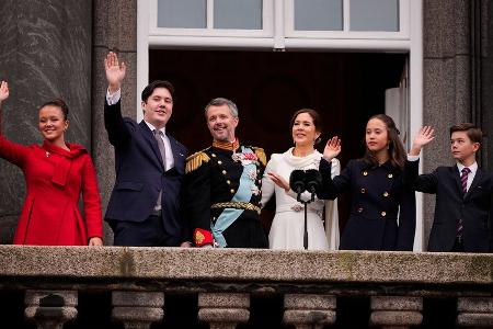 Frederik und Mary besiegeln Thronwechsel mit Kuss auf dem Balkon