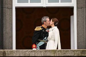 Frederik und Mary besiegeln Thronwechsel mit Kuss auf dem Balkon