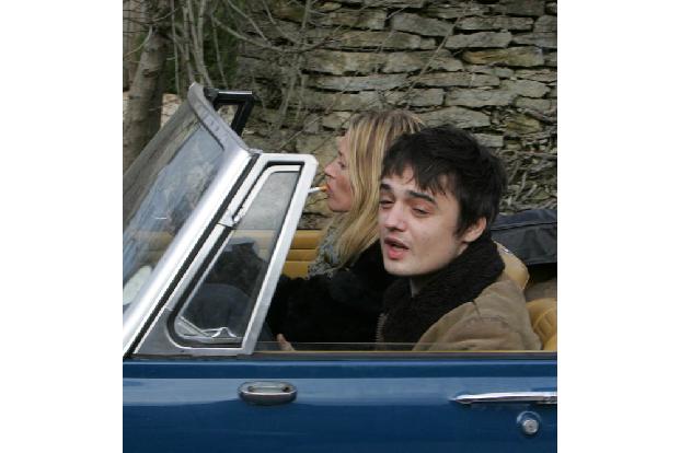 Besonders Rockstars hatten es Kate angetan - Anfang 2005 begann ihre zweijährige Romanze mit dem wilden Libertines-Sänger Pete Doherty. Beide mussten anschließend in den Drogenentzug.