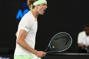 Koepfer und Insekten getrotzt: Zverev in Runde zwei