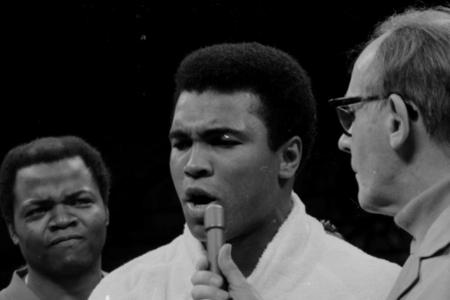 Sprüche und Weisheiten von Box-Legende Muhammad Ali - Muhammad Ali (* 17.01.1942, ✝ 03.06.2016) war einer der größten Schwergewichts-Boxer der Geschichte. Doch der US-Amerikaner überzeugte nicht nur im Ring mit seinen Fäusten, sondern auch abseits davon mit seinen Sprüchen und Weisheiten. Wir haben die besten zehn gesammelt: Sprüche und Weisheiten von Box-Legende Muhammad Ali - Muhammad Ali (* 17.01.1942, ✝ 03.06.2016) war einer der größten Schwergewichts-Boxer der Geschichte. Doch der US-Amerikaner überzeugte nicht nur im Ring mit seinen Fäusten, sondern auch abseits davon mit seinen Sprüchen und Weisheiten. Wir haben die besten zehn gesammelt: