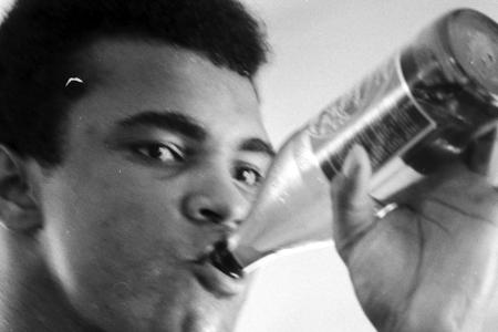 Muhammad Ali vergleicht sich mit den ganz Großen - 'Die Menschen begreifen nicht, was sie hatten, bis es weg ist. Wie Präsident Kennedy, es gab niemanden wie ihn. Wie die Beatles, es wird nie wieder etwas wie sie geben. Wie mein Elvis Presley. Ich war der Elvis des Boxens.'