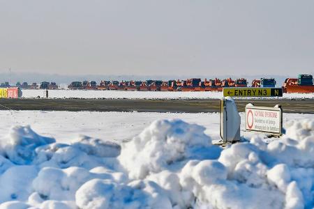 Gurkenwasser Winterdienst Flughafen Schnee