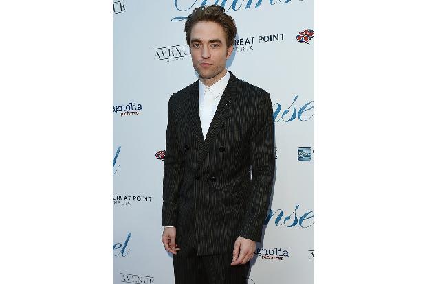 Auch der schöne Robert Pattinson hat ein dreckiges Geheimnis. Wer nämlich glaubt, dass der sorgfältig zersauselte Look des schnieken Briten die Folge intensiven Stylings ist, wird bitter enttäuscht se ...