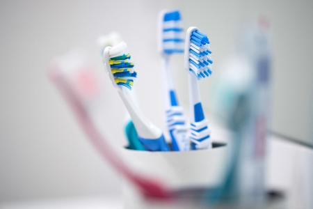 Manche Menschen brauchen Hilfe beim Zähneputzen, hier sind individuelle Lösungen entscheidend, z.B. die Wahl zwischen Hand- oder elektrischer Zahnbürste je nach Bedürfnis des Gegenübers.