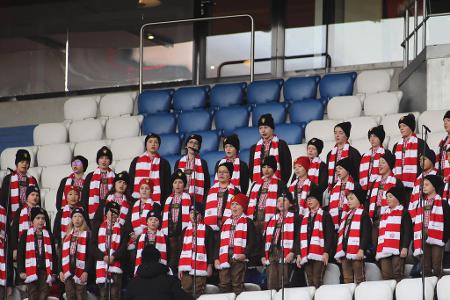 Der Tölzer Knabenchor singt den Beckenbauer-Schlager 'Gute Freunde'.