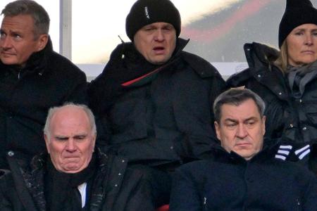 Bayern Münchens Ehrenpräsident Uli Hoeneß sitzt neben dem Bayerischen Ministerpräsidenten Markus Söder, beide halten Reden zum Leben von Franz Beckenbauer.