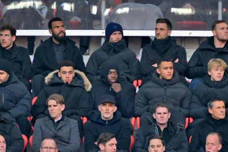 Auch die Profis des FC Bayern rund um Cheftrainer Thomas Tuchel haben auf der Tribüne Platz genommen.