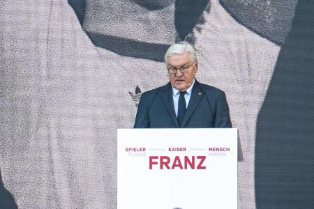 Danach hält Bundespräsident Frank-Walter Steinmeier eine Rede zu Ehren von Franz Beckenbauer.