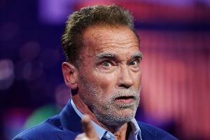 Zoll stoppt Arnold Schwarzenegger am Münchner Flughafen
