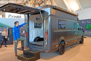 Zwei schicke Ausbauten im Aluminium-Camper