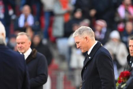 Auch unter anderem Bastian Schweinsteiger zollt dem Kaiser seinen Respekt.
