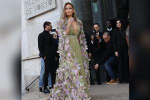 Samt Mega-Dekolleté: Jennifer Lopez begeistert in floralem Elfen-Look